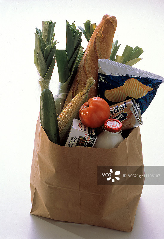 棕色纸袋里的新鲜杂货图片素材