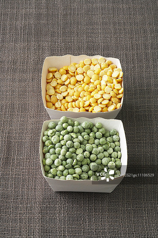纸板盒中的绿色和黄色豌豆图片素材