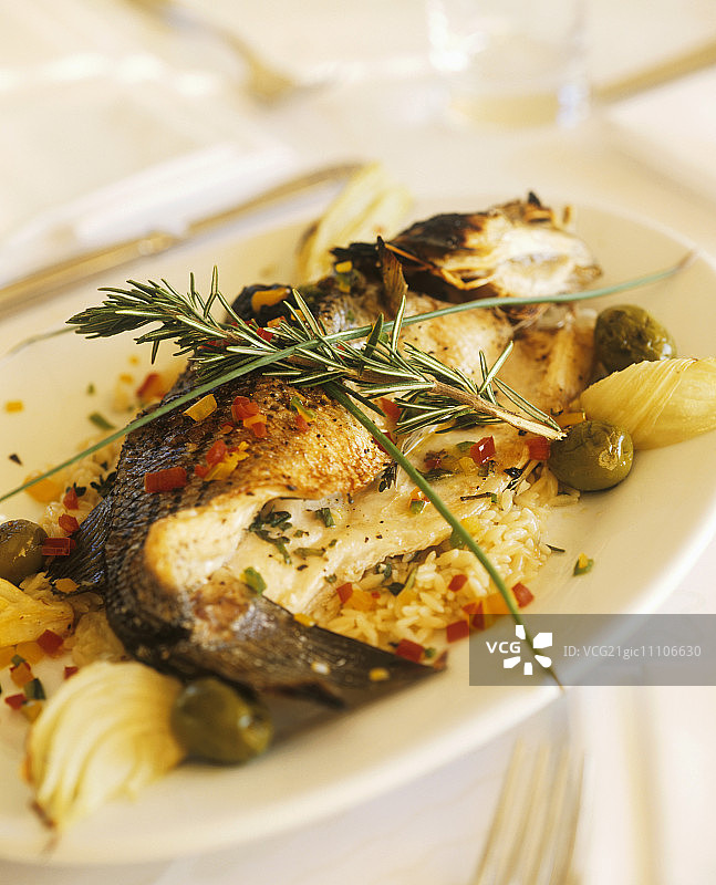 洋葱橄榄烤鱼与迷迭香图片素材