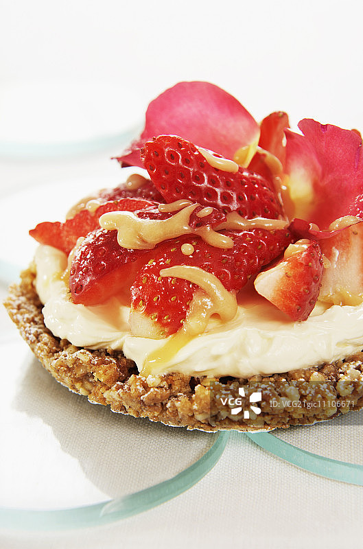 姜饼底、马斯卡彭和奶油糖果酱草莓挞图片素材