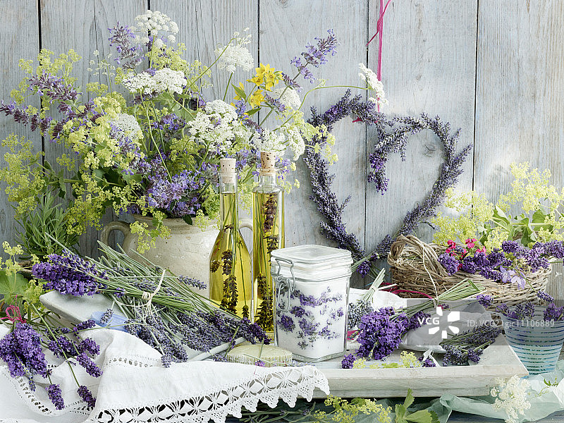 薰衣草摆件：心形薰衣草花环和薰衣草糖图片素材