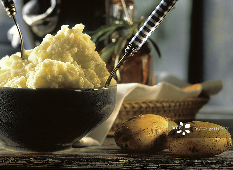 碗中的土豆泥和新鲜土豆图片素材
