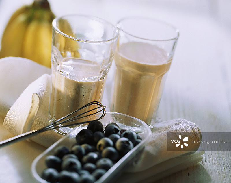 两杯香蕉蓝莓水果酸牛奶图片素材