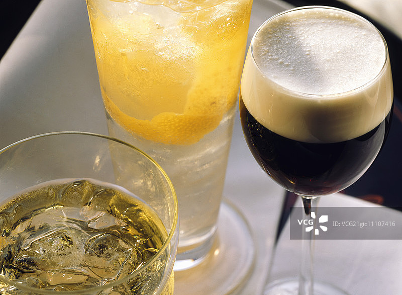俄罗斯饮品：伏特加酸酒、莫斯科骡子、白色俄罗斯图片素材
