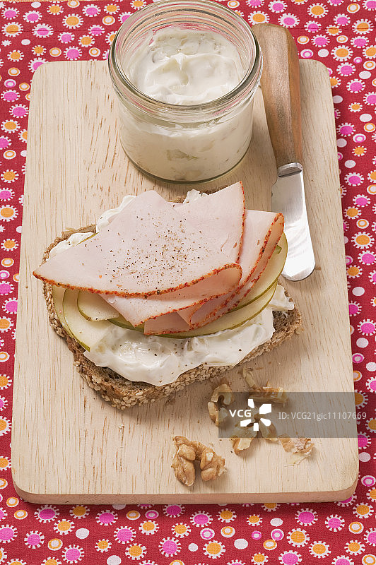 梨核桃软奶酪火鸡胸肉面包图片素材