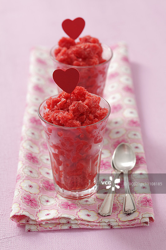 草莓冰沙与红色爱心图片素材