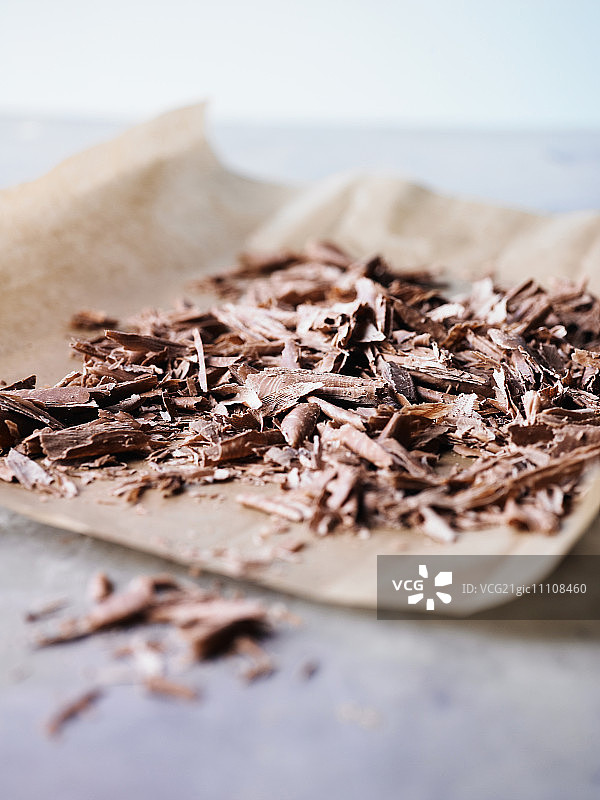 防油纸上的巧克力碎屑图片素材