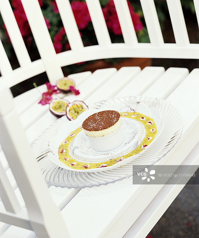 酱汁中的小烤碗舒芙蕾图片素材