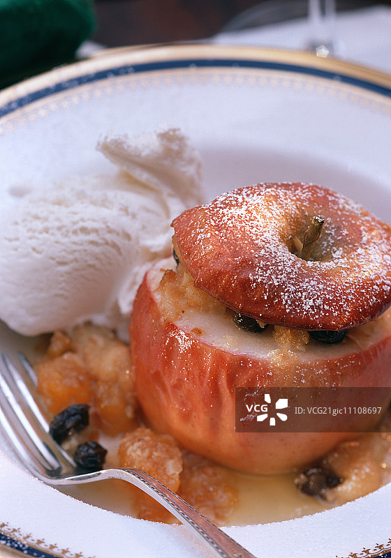 杏干葡萄烤苹果配香草冰淇淋；糖粉图片素材