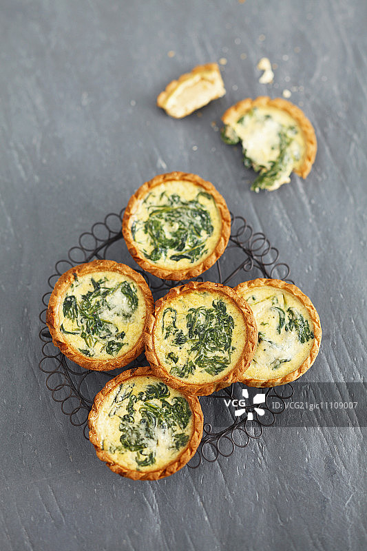 几块菠菜馅饼（俯视图）图片素材