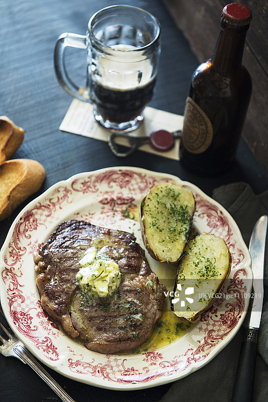 香草黄油牛排配土豆和啤酒图片素材