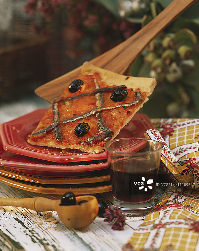 凤尾鱼和橄榄尼斯洋葱披萨图片素材