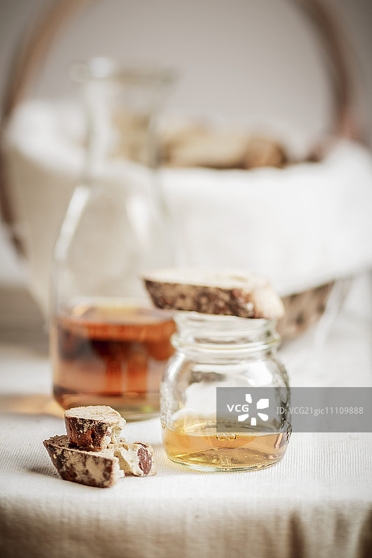 意大利杏仁饼干配圣酒图片素材