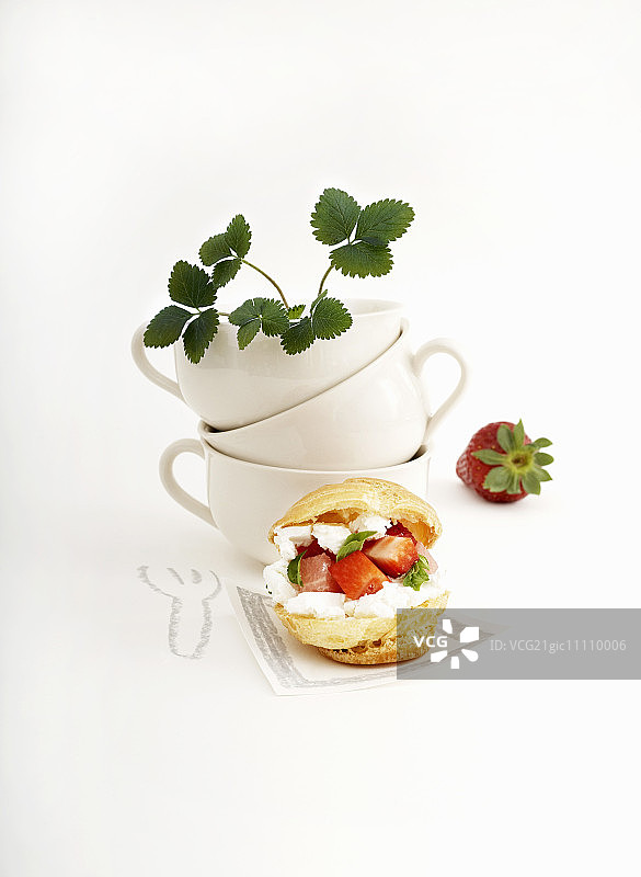 草莓奶油泡芙图片素材