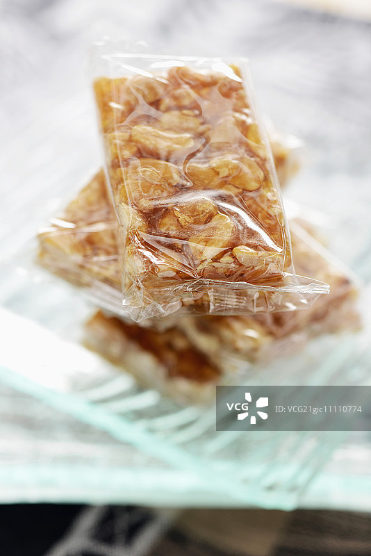 用玻璃纸包裹的花生脆糖图片素材