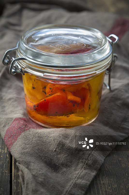 木桌上的烤制腌辣椒（意大利）图片素材