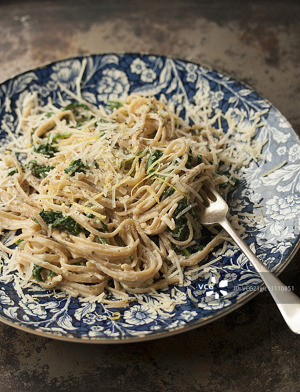 菠菜柠檬和磨碎奶酪意大利面图片素材