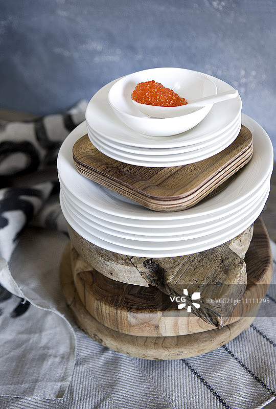 堆叠餐具上的三文鱼鱼子酱图片素材