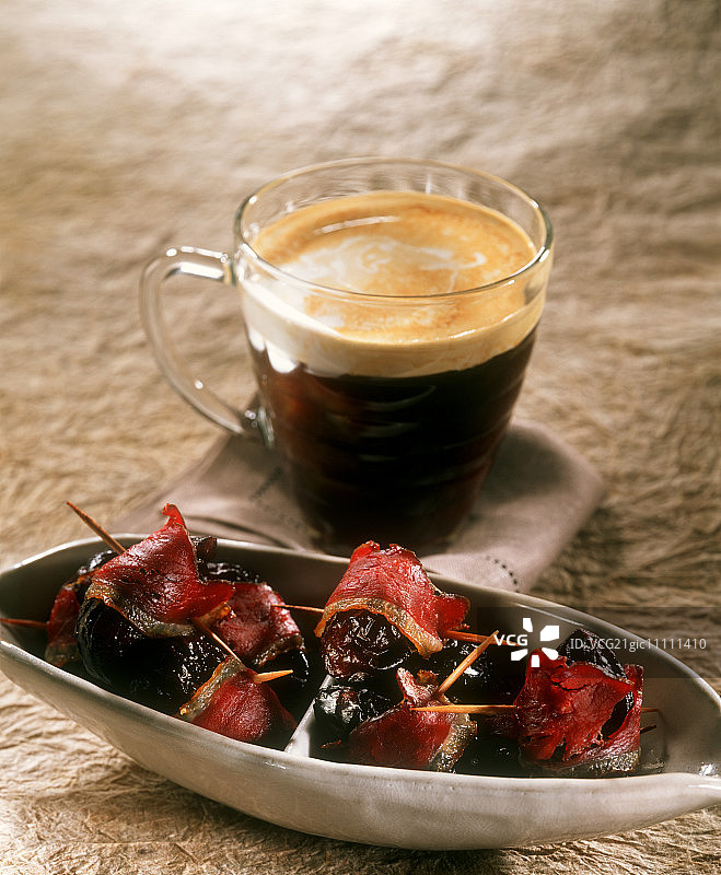 培根李子卷配爱尔兰咖啡图片素材