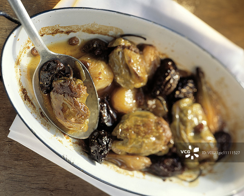 从烤盘中取出酿馅甜椒图片素材