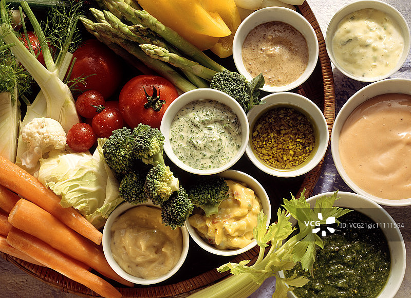 用作蔬菜蘸酱的经典酱汁图片素材