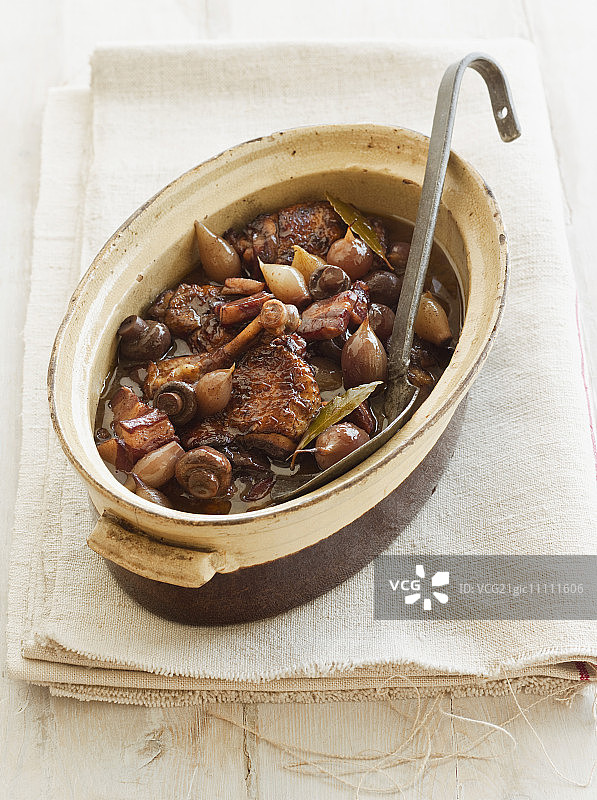 砂锅中的法式红酒炖公鸡图片素材