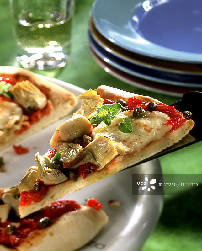 朝鲜蓟和刺山柑披萨图片素材