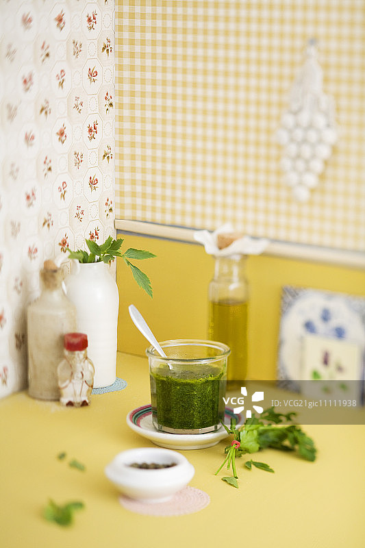 厨房一角的萨尔萨青酱及其配料图片素材