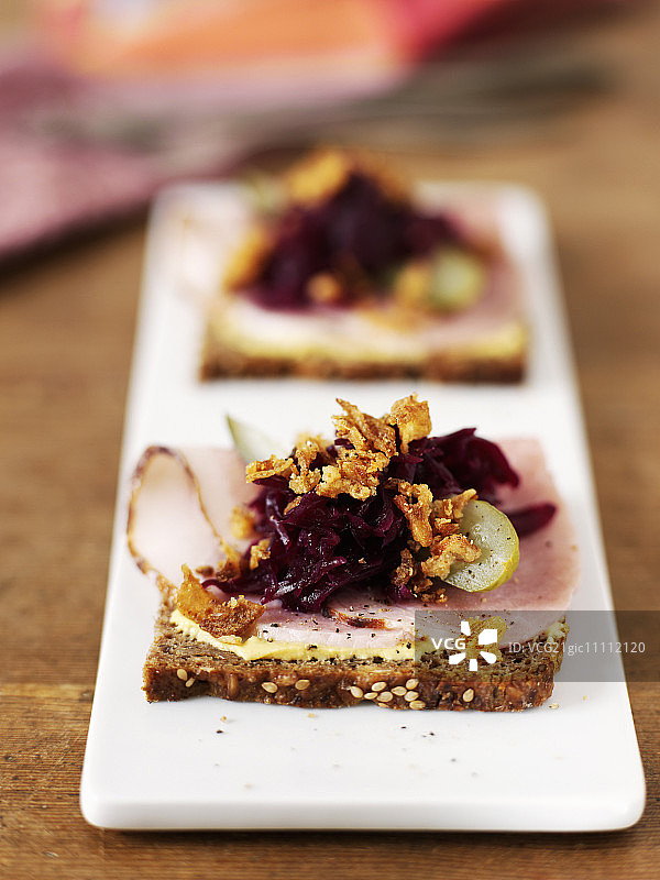 全麦面包上的火腿和红卷心菜图片素材