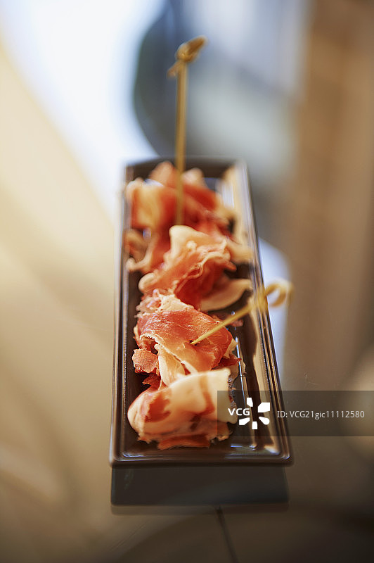 烤肉串上的腌制火腿图片素材