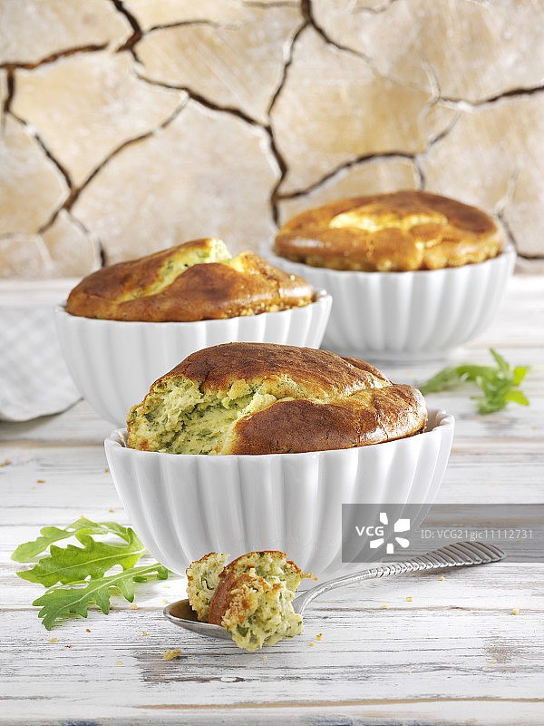 芝士舒芙蕾配芝麻菜图片素材