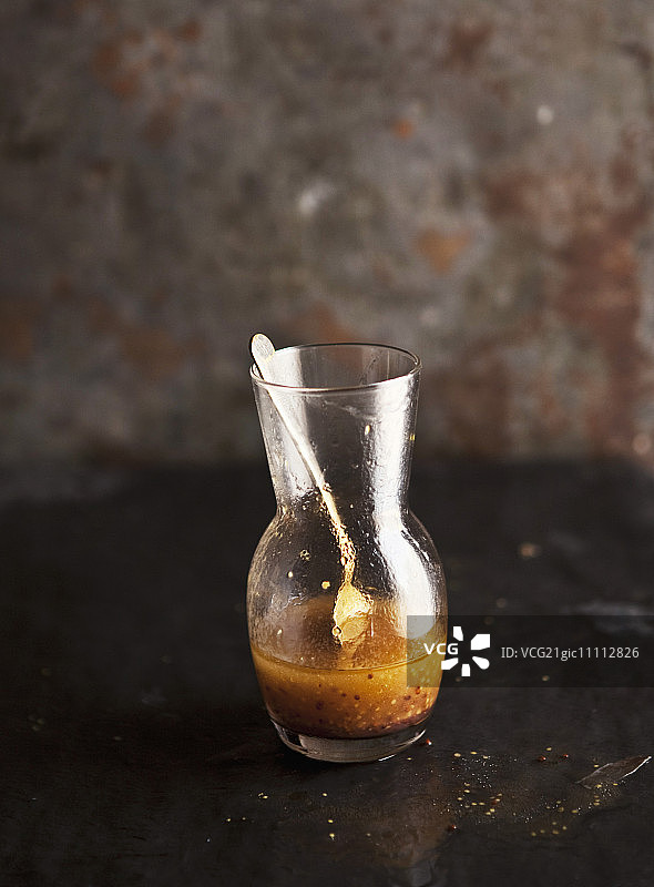 玻璃杯中的法式沙拉酱和勺子图片素材