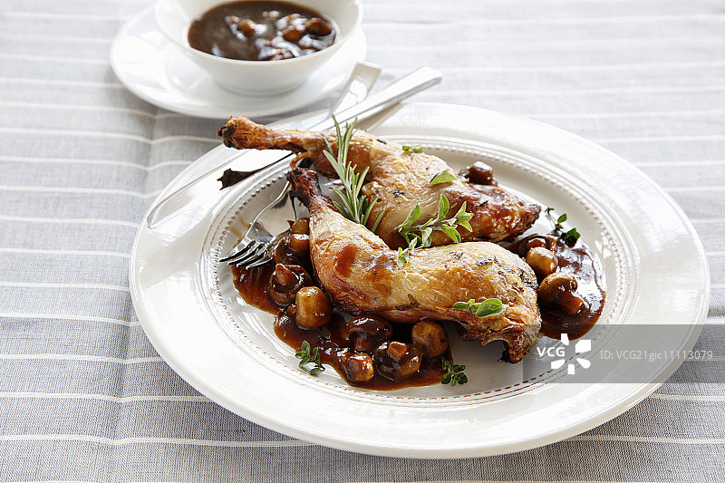 红酒蘑菇烩鸡图片素材