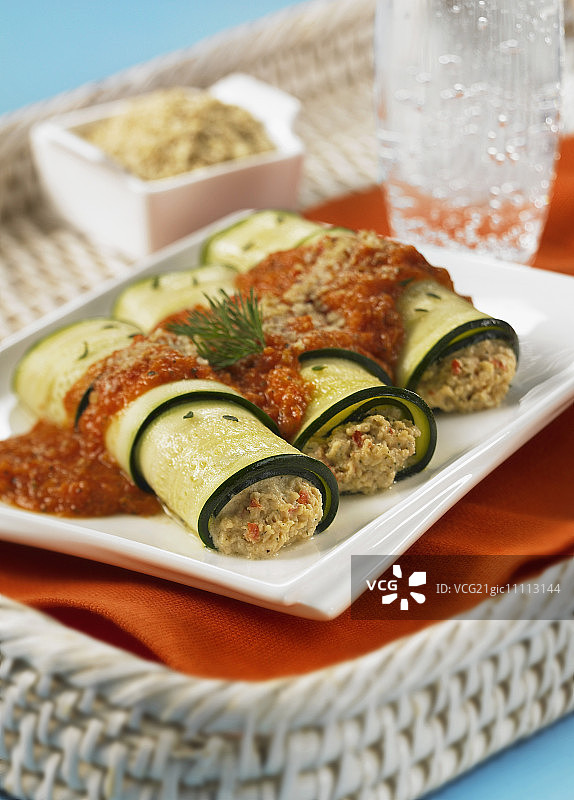 番茄酱酿卷曲西葫芦片图片素材