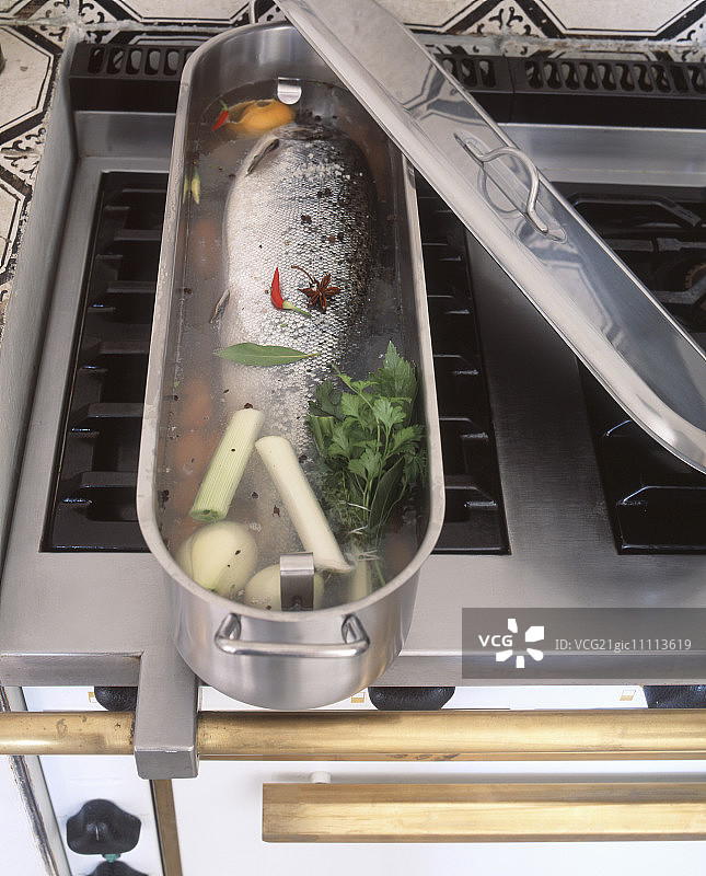 炉子上鱼锅里的三文鱼图片素材