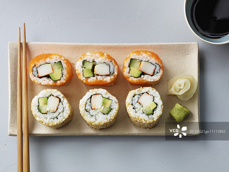 六个加州卷配酱油、姜和芥末图片素材