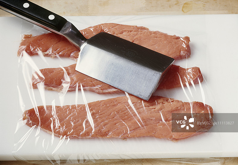 压平小牛肉，制作小牛肉卷图片素材