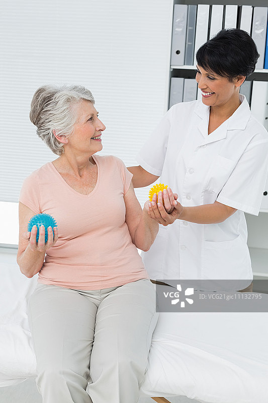 女医生和老年病人在诊所使用压力球图片素材