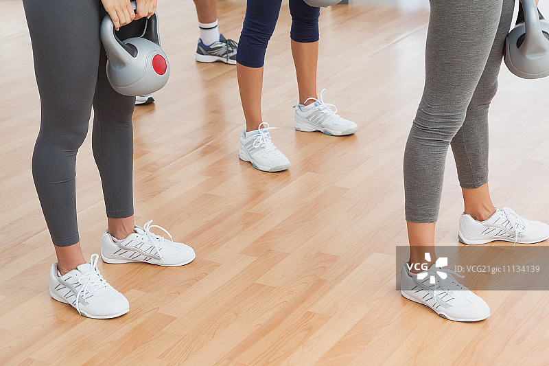 身材好的女士们在健身房用壶铃锻炼的下半身视角图片素材