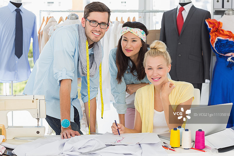 在工作室工作的一群时装设计师图片素材