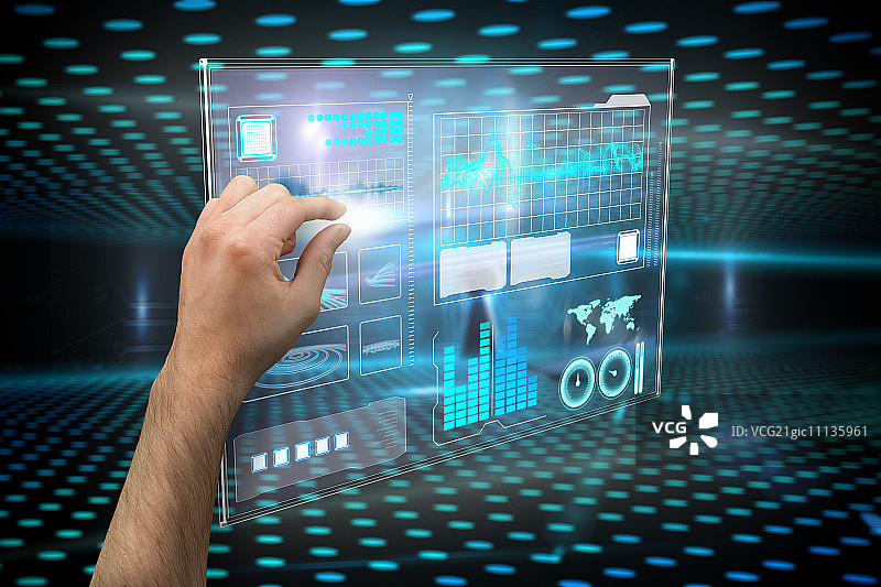 手在技术发光背景的钥匙孔前展示图片素材