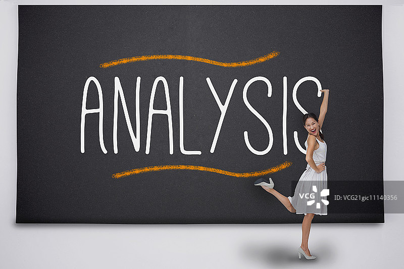 对着“分析”一词微笑的漂亮黑发女人图片素材