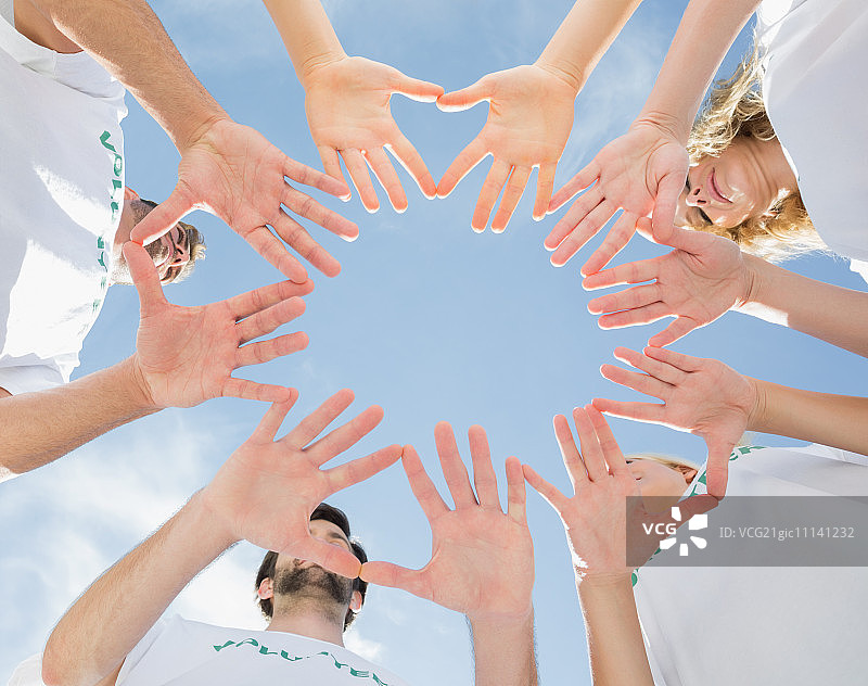 志愿者手牵手仰望蓝天图片素材