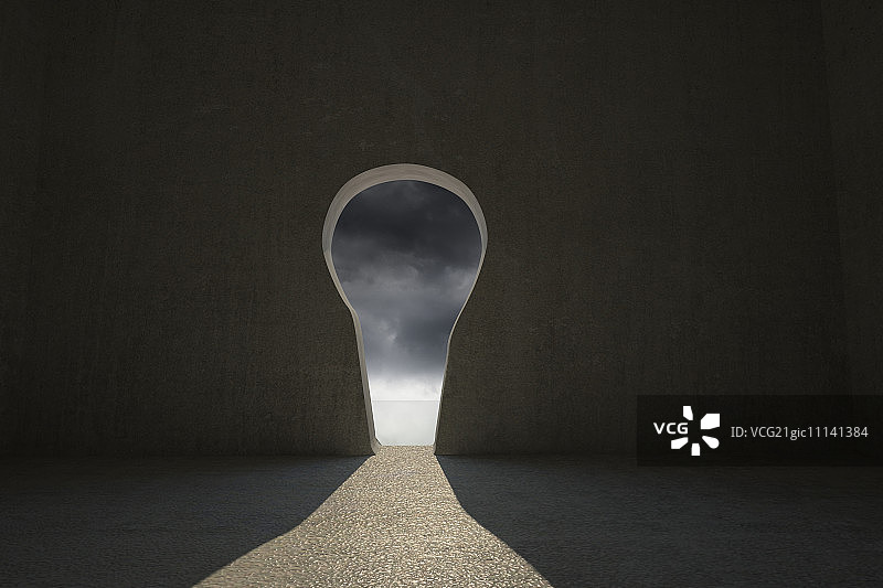 黑暗房间里有光照进的锁眼门图片素材