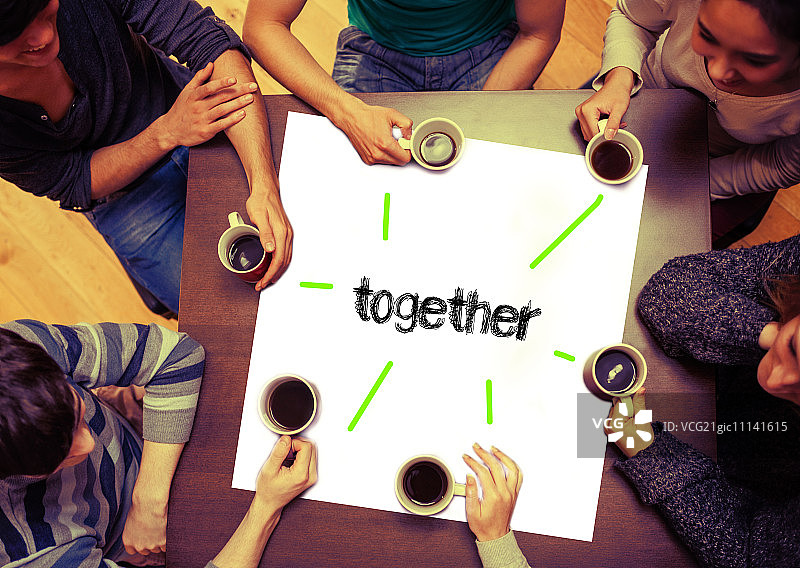 学生围坐在一起喝咖啡，一起讨论学习内容图片素材