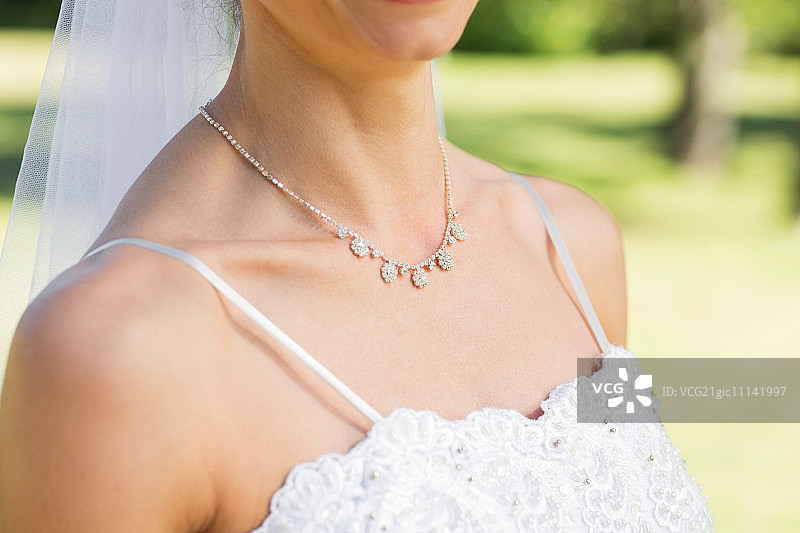 新娘戴项链花园特写图片素材