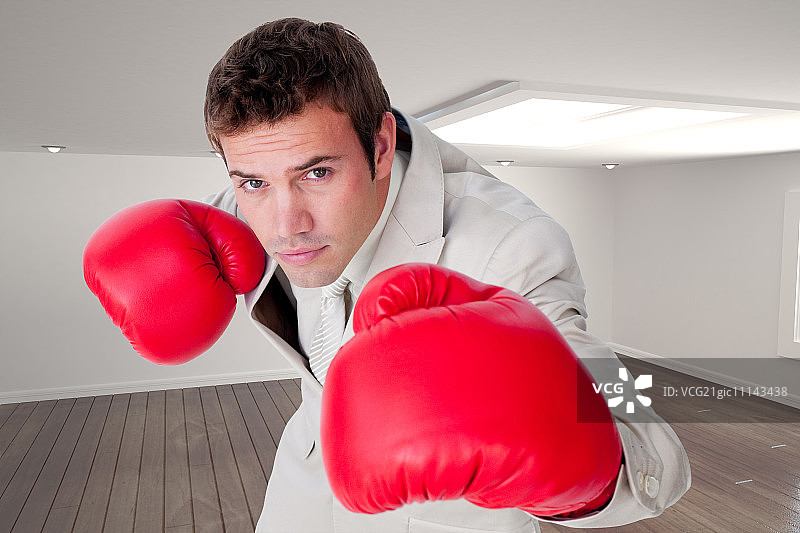 自信商人戴拳击手套图片素材