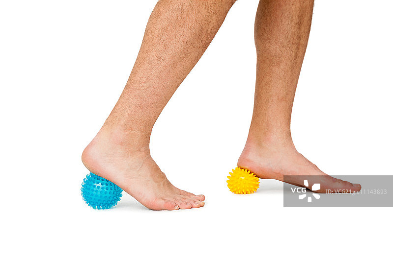 男子站在压力球上的特写图片素材