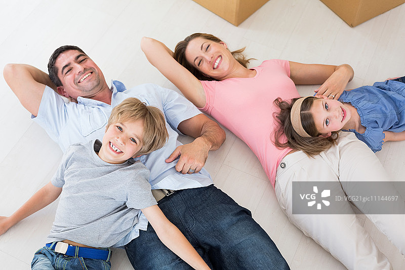 幸福家庭在新家地板上的合影图片素材