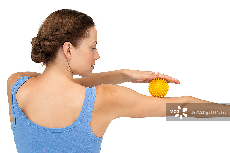 在白色背景上手臂上拿着压力球的年轻女子背影图片素材